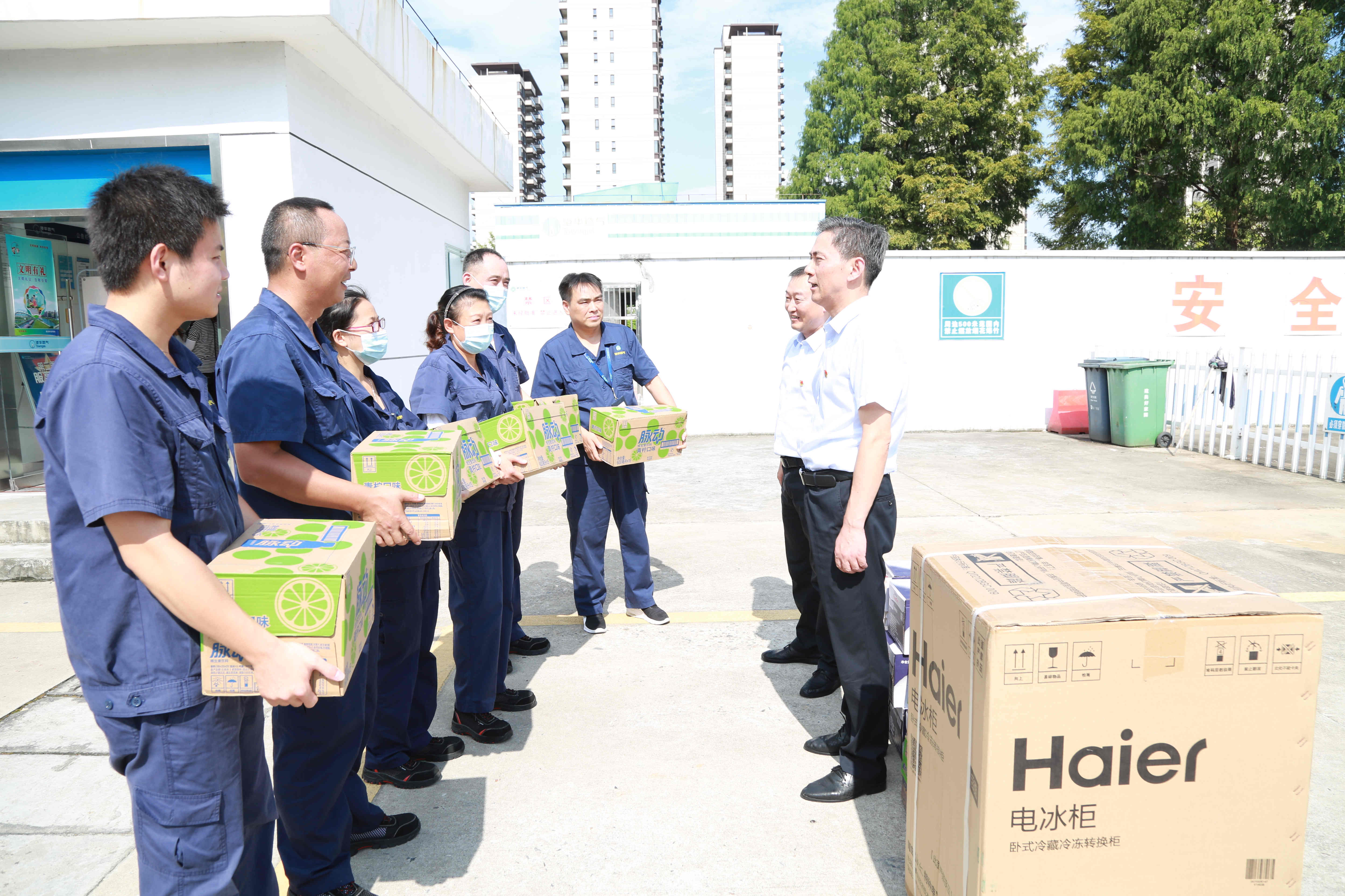安全為本  情系職工——高溫季，安慶港華為職工撐起“遮陽傘”