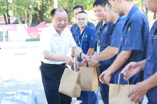 安慶市總工會至安慶港華開展“送清涼”慰問活動
